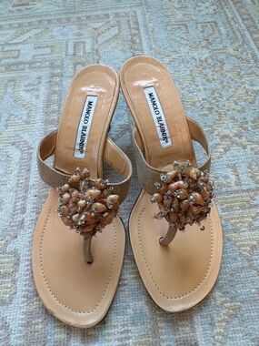 Worn once - Manolo Blahnik Beige Tan seashell Beaded Thong Sandals37